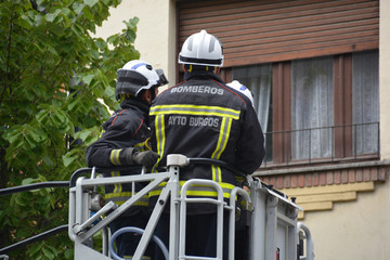 bomberos sobre una grua
