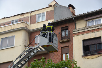 obreros sobre una grua