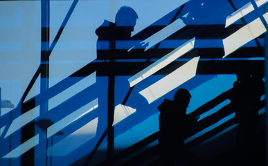 menschen auf der rolltreppe