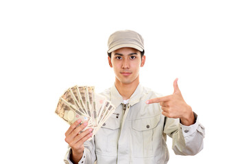 札束を持つ作業員