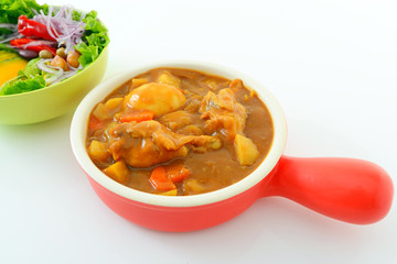 美味しそうなカレーとサラダ