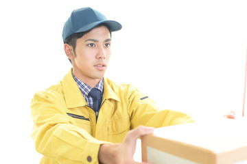 荷物を運ぶ労働者