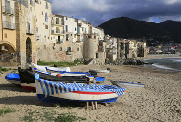 Fototapeta na wymiar Fischerboote im alten Hafen von Cefalu, Sizilien (2)