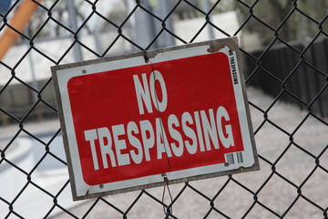 Red No Trespassing Sign On Fence - obrazy, fototapety, plakaty