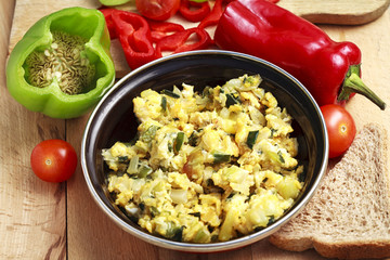 scrambled eggs with fresh vegetables