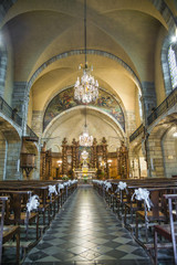 Fototapeta na wymiar église avec décoration de mariage