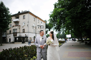wedding couple walling at the city