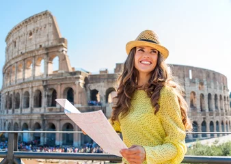 Foto op Plexiglas Gelukkige vrouw toerist opzoeken van kaart in Rome Colosseum © Alliance