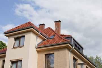 Moderne Villa vor blauem Himmel