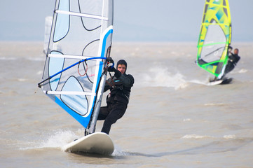Teenager surft im Winter