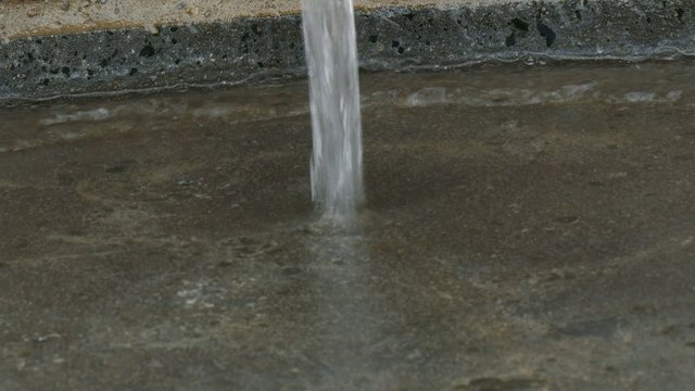 Wegspritzender Wasserstrahl