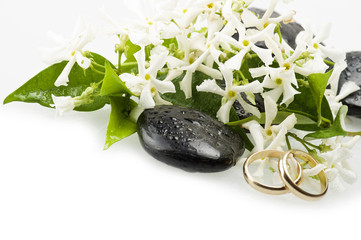 wedding rings of yellow gold with white jasmine flowers