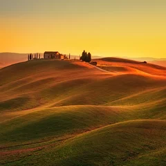 Fotobehang Oranje Toscane, zonsondergang landelijk landschap. Glooiende heuvels, landelijke boerderij  © stevanzz