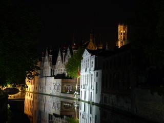 Naklejka premium canal in bruges at night