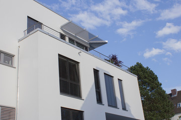 Fototapeta premium Modernes und gepflegtes Wohnhaus mit Dachterrasse