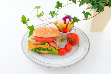 ハンバーガーと野菜スティック