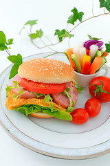 ハンバーガーと野菜スティック