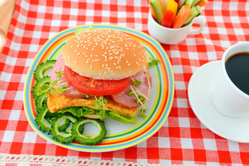 ハンバーガーと野菜スティックとコーヒー