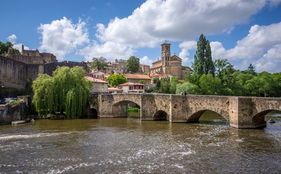 Eglise Notre Dame et vieux pont de Clisson