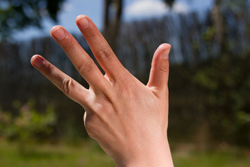 Finger zeigen eine Zahl vier