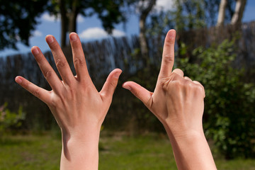 Finger zeigen eine Zahl sieben