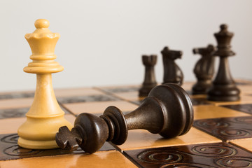 Scacchi fotografati su una scacchiera