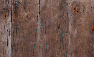 Obraz premium Dark weathered wooden background with rusty nails