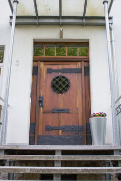 Schöne, alte Holztür mit Fenster eines Wohnhauses