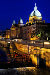 Bundesverwaltungsgericht Leipzig am Abend in der blauen Stunde