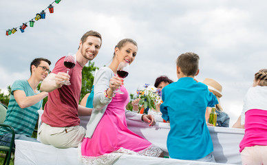 Paar stößt an bei Party in Garten