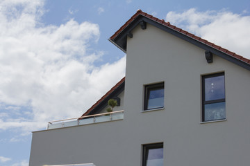 Wohnhaus mit Balkon