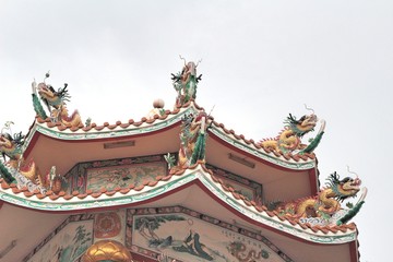 Fototapeta premium Dragon statue on the roof