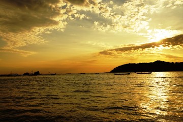 Fototapeta na wymiar ガパリビーチの夕陽