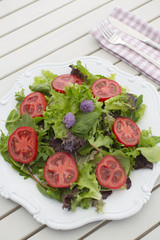Teller mit Pflücksalat