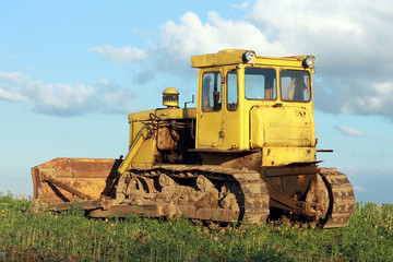 Гусеничный трактор на поле