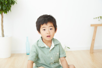 呆然とする男の子