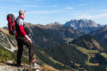 Wanderer in Bergkulisse