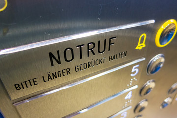 Notruf, Knopf im Fahrstuhl