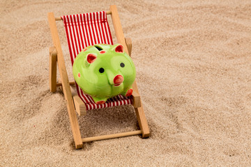 Liegestuhl mit Sparschwein