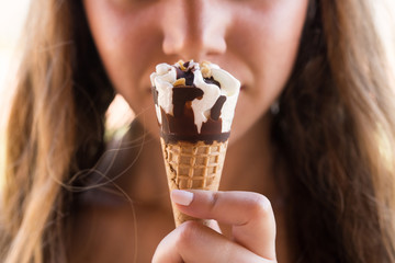 Ragazza con cono gelato