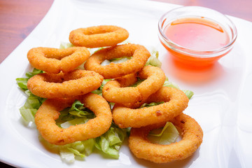 Onion rings with chilli sauce and salad