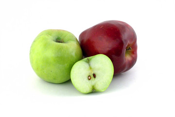 Яблоки на белом фоне красное и зеленое