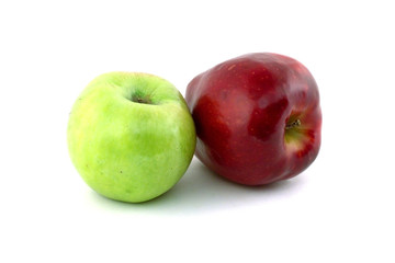 Яблоки на белом фоне