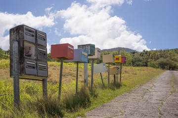 Briefkästen an einer Straße in Guadeloupe