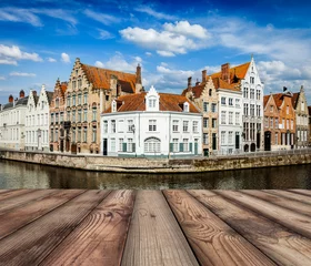 Deurstickers Brugge Houten planken met Brugse grachten op de achtergrond
