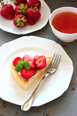 Law-fat cheesecake with strawberries and honey