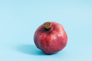 Granat czerwony na błękitnym tle  