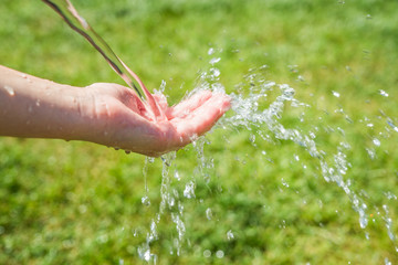 Mano con spruzzo dell'acqua