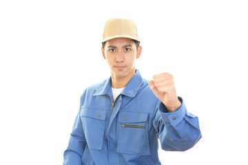 ガッツポーズの笑顔の男性