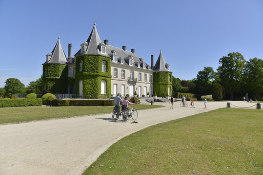 Le parvis du Ch&acirc;teau de la Hulpe au parc Solvay 